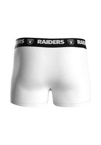 Białe bokserki z czarną elastyczną gumką w pasie z napisem "RAIDERS" i logo. Gładka faktura i dopasowany krój.