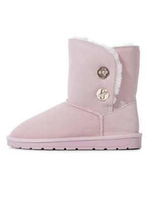Stivale alla caviglia in suede rosa chiaro con morbida fodera in pelliccia sintetica, dotato di due bottoni decorativi con accenti in cristallo e suola in gomma flessibile.