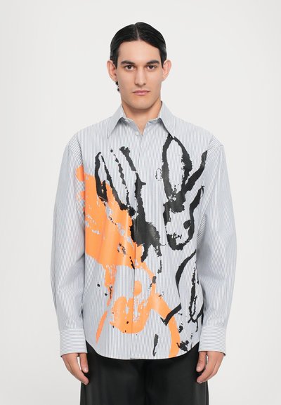 Gestreiftes Button-Up-Hemd mit schwarzen und orangefarbenen abstrakten Farbspritzern, gefertigt aus einem glatten Stoff mit lockerer Passform und langen Ärmeln.