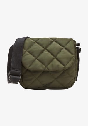Quiltowana oliwkowo-zielona torebka na ramię z klapką, ciemnoszarym paskiem i metalowymi, srebrnymi elementami. Posiada wzór w romby i gładką fakturę.