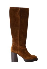 Bottines en suède marron, hautes jusqu'au genou, avec un talon carré, présentant des coutures latérales et un détail découpé subtil en haut. Texture lisse.