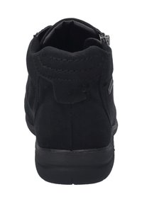 Bottine en daim noir avec un bout arrondi, surface texturée, col rembourré et fermeture éclair latérale pour un accès facile. Semelle plate pour plus de confort.