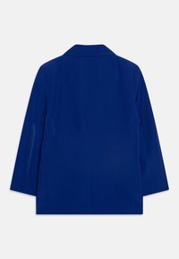 Modrý blazer s klopovým límcem, dlouhými rukávy a rovný střih. Hladká tkanina s čistým, minimalistickým designem. Zobrazení ze zadní strany.