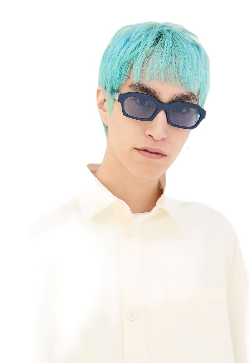 Occhiali da sole con montatura blu scuro, forma rettangolare e lenti scure. Indossati con una camicia di colore crema, con bottoni. Capelli blu chiaro.
