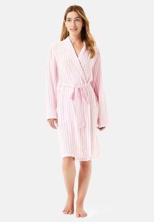 Ropa de casa rosa y blanca a rayas con mangas largas, cinturón con lazo y cuello de chal. Tejido ligero, diseño hasta la rodilla, textura suave.