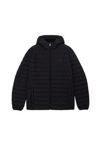 Svart, huva jacka med ett kviltat mönster, med en framdragkedja, två sidofickor och en liten logotyp på bröstet.