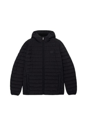 Chaqueta negra con capucha y diseño acolchado, que cuenta con un cierre frontal, dos bolsillos laterales y un pequeño parche con el logo en el pecho.