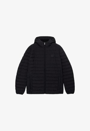 Chaqueta negra con capucha y diseño acolchado, que cuenta con un cierre frontal, dos bolsillos laterales y un pequeño parche con el logo en el pecho.