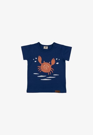 Camiseta azul marino para niño pequeño con un cangrejo de dibujos animados naranja y diseños de salpicaduras de agua blancas en la parte delantera.