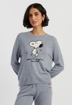 Grijze gebreide trui met een Snoopy-graphic, ronde halslijn en geribde manchetten. Onder het ontwerp is de tekst "peanuts original since 1950" zichtbaar.