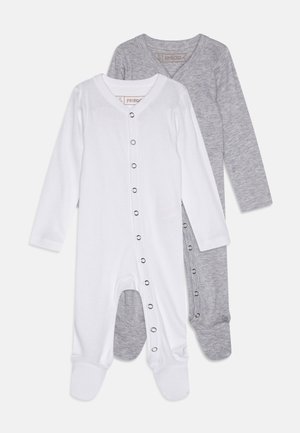 Twee meisjesbaby rompers met lange mouwen in wit en grijs. Gemaakt van zachte stof, elk met drukknoopjes aan de voorkant en voetjes.