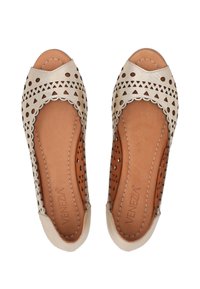 Beige open-toe schoenen met uitsnijpatronen, golvende randen en van leer gemaakt. Bruine binnenzool met witte stiksels en zichtbaar merkembleem.