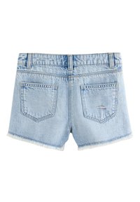 Short en denim bleu clair avec ourlets effilochés, deux poches arrière, passants pour ceinture et une petite zone usée sur la poche droite.