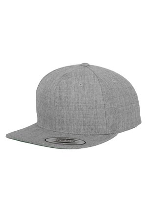 Grå snapback kasket lavet af tekstureret stof. Har en flad skygge, ensfarvet, og en justerbar rem bagpå uden synlige mønstre.