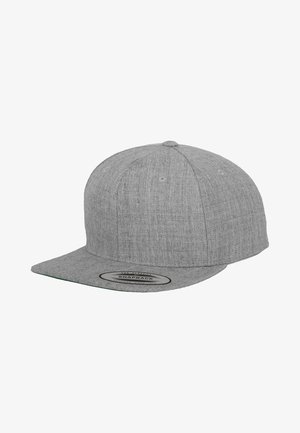 Grå snapback kasket lavet af tekstureret stof. Har en flad skygge, ensfarvet, og en justerbar rem bagpå uden synlige mønstre.