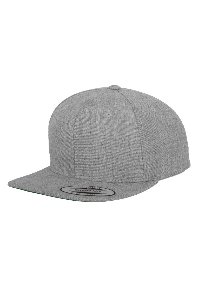 Grijze snapback pet van textuurstof. Heeft een platte rand, een effen kleur en een verstelbare band aan de achterkant zonder zichtbare patronen.