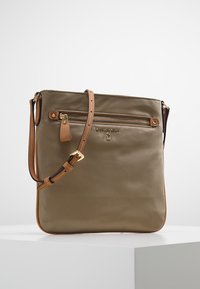 Beige nylon crossover taske med brune læderdetaljer, lynlåslomme, justerbar rem og logo-detaljer på forsiden. Glat tekstur.