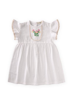 Hvid babykjole med korte flæseærmer, blondekant og broderede lyserøde og gule blomster på brystpanelet.