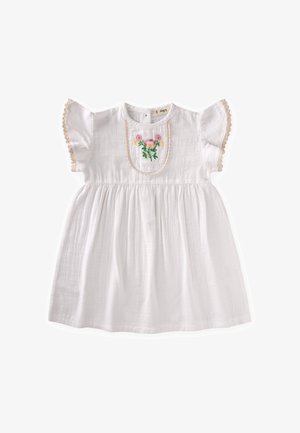 Hvid babykjole med korte flæseærmer, blondekant og broderede lyserøde og gule blomster på brystpanelet.