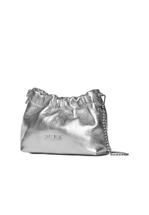 Kleine metallic zilveren leren clutch met geplooide bovenkant en een korte kettingband, gegraveerd met merknaam Marc Ellis.