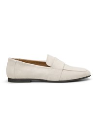 Suède loafers in lichtbeige met een platte zwarte zool. Heeft een gestikt accent op de bovenzijde en een brede band over de wreef.