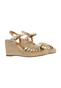 Sandalias de cuña metálicas doradas con una plataforma de yute trenzado, que presentan correas entrecruzadas y un diseño de puntera abierta. Superficie texturizada con acentos lisos.