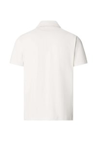 Polo blanco de manga corta visto desde atrás con cuello clásico y sin logotipos ni patrones visibles.