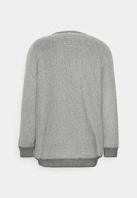 Maglione grigio chiaro con un motivo testurizzato, caratterizzato da un collo rotondo e maniche lunghe, mostrato da dietro su uno sfondo bianco.