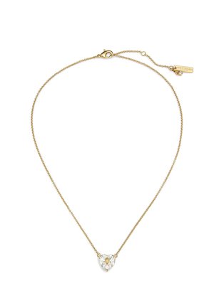 Gouden halsketting met een hanger in de vorm van een hart van kristal, een helder stenen middenstuk, en een fijne ketting met een lobsterklauwsluiting en een label detail.