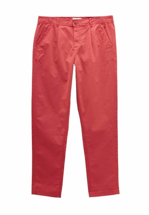 Rote, legere, gerade geschnittene Hose mit Knopf- und Reißverschluss, Seitentaschen und Gürtelschlaufen, flach auf weißem Hintergrund dargestellt.