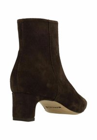 Brauner Wildleder-Stiefelette mit abgerundetem Zehenbereich und Blockabsatz. Glatte Textur, minimalistisches Design und seitliche Nahtdetails.