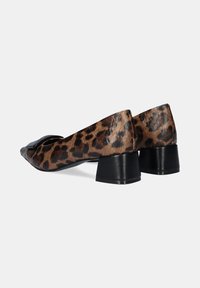 Bailarinas de estampado de leopardo con puntera afilada, fabricadas en material texturizado, que presentan un bajo tacón negro en bloque y detalles decorativos en la parte frontal.