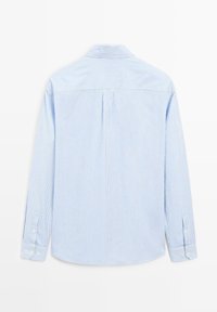 Blauw-wit gestreepte overhemd met lange mouwen en knoopmanchetten, vanuit de rugzijde weergegeven op een witte achtergrond.