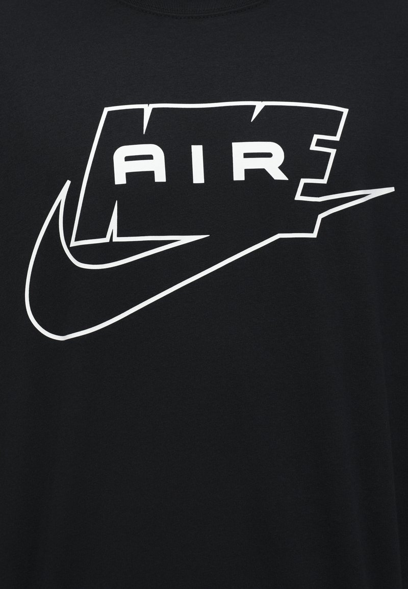 Schwarzer Stoff mit einem weißen stilisierten Nike-Swoosh und fettem "AIR"-Text innerhalb einer unregelmäßigen rechteckigen Umrandung.