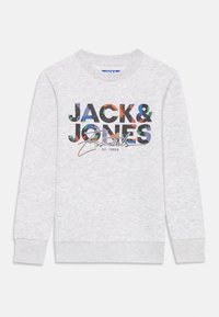 Grå genser med ribbestrikkede mansjetter og hem, med et fargerikt "JACK & JONES Essentials"-grafikk på fronten med en blanding av blomsterdesign.