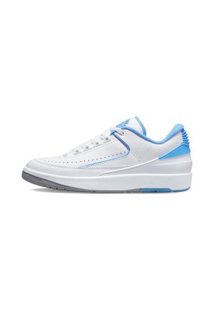 Biały niski sneaker z jasnoniebieskimi akcentami, perforowanymi szczegółami i szarą podeszwą, pokazany z prawej strony na białym tle.