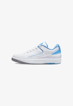 Biały niski sneaker z jasnoniebieskimi akcentami, perforowanymi szczegółami i szarą podeszwą, pokazany z prawej strony na białym tle.