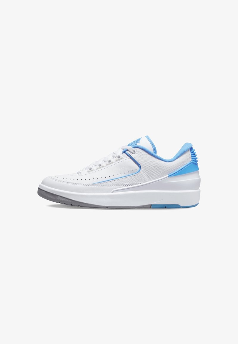 Baskets basses blanches avec des accents bleu clair, des détails perforés et une semelle grise, présentées en profil droit sur fond blanc.