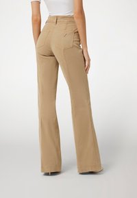 Guess NEW - Kavbojke na trapez - beige