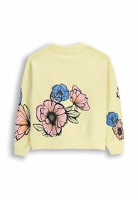 Żółta bluza z kwiatowymi wzorami w różowym i niebieskim, z konturami płatków i liści na plecach oraz rękawach. Miękka tkanina, okrągły dekolt.