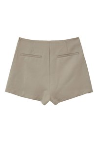 Pantaloni shorts beige a vita alta, realizzati in un tessuto liscio, con due tasche posteriori e un design sartoriale caratterizzato da un taglio pulito e semplice.