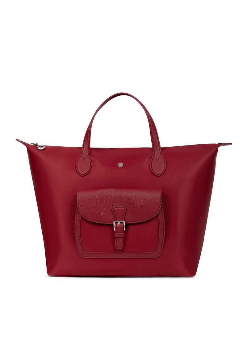 Grande borsa a tracolla in pelle rossa con due manici, una tasca frontale con patta fissata da una fibbia argento e una chiusura con zip superiore.