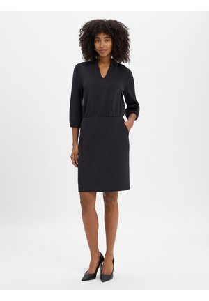 Schwarzes Kleid mit V-Ausschnitt, 3/4-Ärmeln, elastischem Taillengummi und Taschen. Glatter Stoff mit taillierter Silhouette und knielangem Saum.