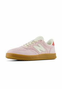 Rosa mockasinsneakers med vit logotyp, krämfärgade snörning och tunga, samt sula av gummigummi. Rund tå och perforerade detaljer för ventilation.