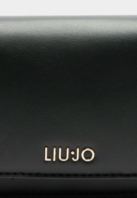 Portafoglio in pelle nera testurizzata con il logo dorato "Liu Jo" sul fronte, con una finitura liscia e linee pulite.