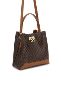 Pruun mustriline käekott kahe käepidemega, kuldse klambri ja nahast detailidega põhjas ja rihmadel, nurga all vaade valgel taustal.