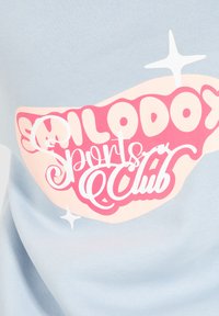 Tela de algodón azul claro con un gran diseño gráfico en rosa y blanco, que dice "Smilodox Sports Club" con acentos decorativos.