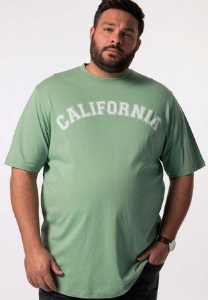 Zielona bawełniana koszulka z krótkim rękawem, z napisem "CALIFORNIA" w białym, zaokrąglonym tekście na klatce piersiowej. Luźny krój i miękka tekstura.
