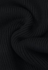 Tecido de malha ribada preto com uma textura suave, apresentando riscas verticais e um caimento suave. Ideal para várias aplicações de vestuário.