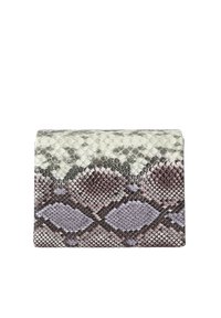Slangeskinds clutch med en tekstureret overflade, der har en gradient fra lys grå til dyb burgunder og lilla diamantmønstre. Glat, struktureret form.